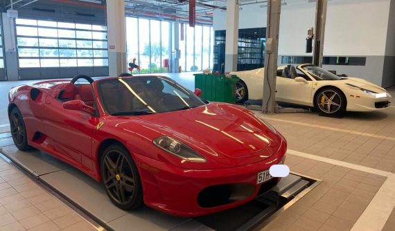 Cặp đôi siêu xe mui trần Ferrari hai thế hệ của nhà giàu Việt đọ dáng cùng nhau