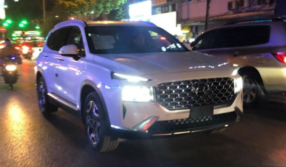 Chiếc Hyundai Santa Fe 2021 chưa có biển số bất ngờ chạy trên đường Hà Nội