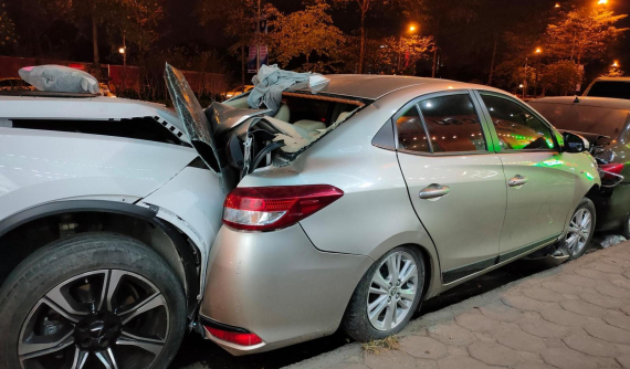 Hà Nội: VinFast LUX SA2.0 tông liên hoàn 3 chiếc ô tô đỗ bên ngoài quán phở