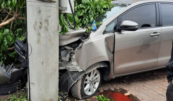 Hải Dương: Toyota Innova "nát đầu" sau khi húc gãy cây xanh, tông vào trụ điện