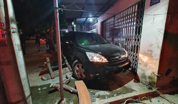 Hải Phòng: Honda CR-V lao vào trước cửa nhà dân gây thiệt hại nặng