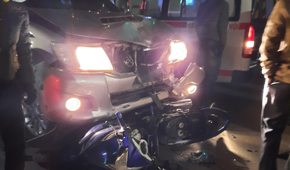 Hà Nội: Toyota Hilux xảy ra va chạm với Yamaha Exciter ở ngã tư, 2 người bị thương nặng