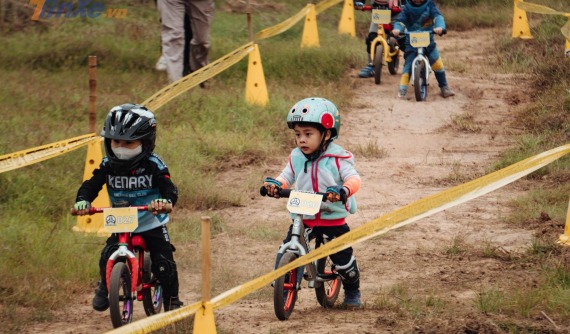 "Chán iPhone buông iPad", các cháu nhi đồng đua xe với tốc độ "kinh hoàng" trong tiếng cười giòn tan của phụ huynh