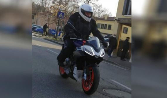 Soi kỹ hình ảnh naked bike Aprilia Tuono 660 trên đường chạy thử