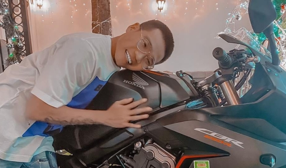Rapper Wowy được bạn thân tặng xe mô tô Honda CBR650R trị giá 254 triệu đồng nhân dịp Giáng sinh