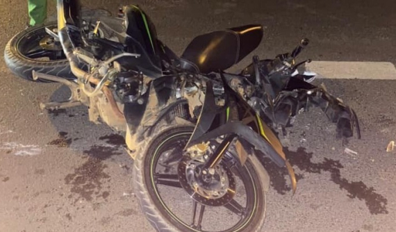 Video: Ô tô tải chạy lấn làn, tông trực diện xe máy rồi bỏ chạy tại Lâm Đồng