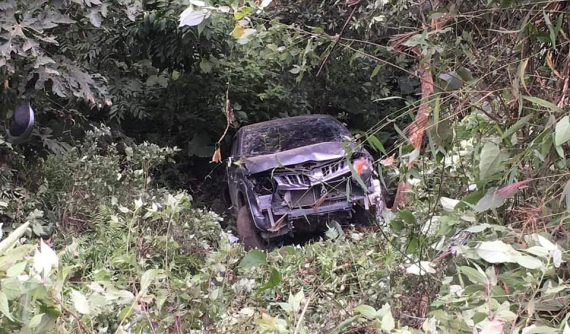 Video quay khoảnh khắc chiếc Mitsubishi Triton rơi xuống vực sau khi vượt tại khúc cua ở Lào Cai