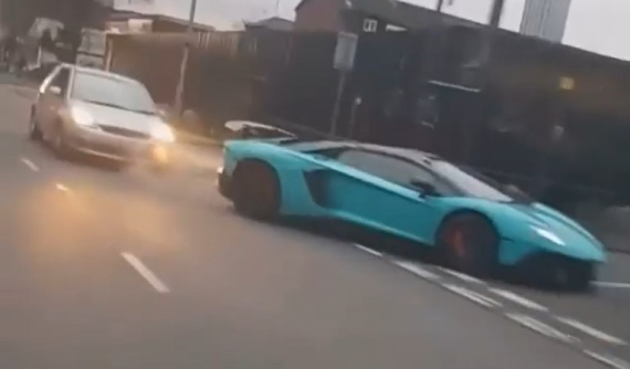 Video: Người lái chiếc Ford Fiesta tông vào đuôi siêu xe Lamborghini Aventador SV rồi bỏ chạy