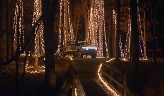 Xe bán tải điện Rivian R1T thể hiện năng lực bằng cách thắp sáng 20.000 bóng đèn Giáng Sinh