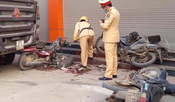 Video: Xe ben nổ lốp, tông liên hoàn 3 xe máy và cuốn 1 phụ nữ vào gầm tại Nghệ An