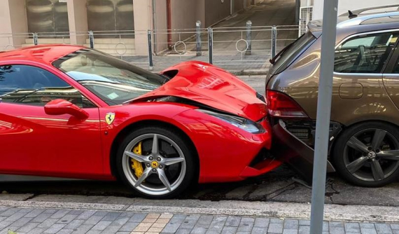 Dân mạnh tranh cãi gay gắt vụ Ferrari 488 GTB bị "kẹp chả" giữa Maserati Levante và Volkswagen Golf