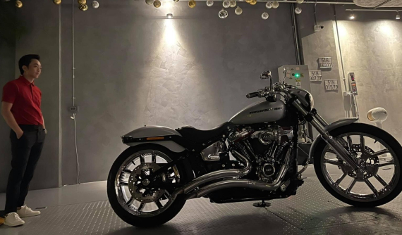 Doanh nhân Quốc Cường được vợ tặng mô tô Harley-Davidson trị giá gần 2 tỷ đồng