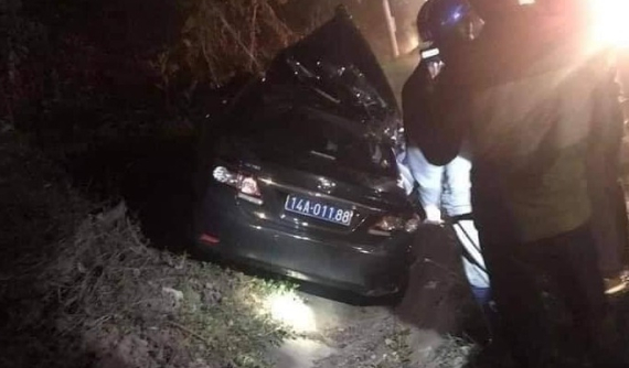 Video: Ô tô biển xanh của Sở Văn hóa Quảng Ninh va chạm với xe container khiến 4 người thương vong