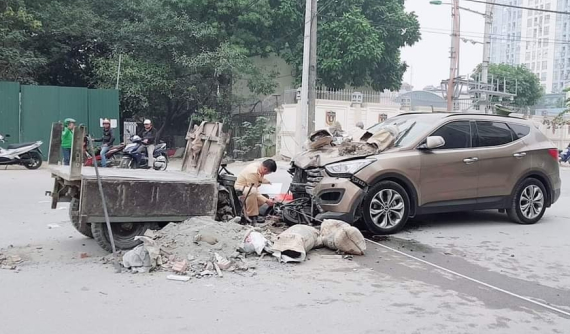 Hà Nội: Xe Hyundai lấn làn, tông trực diện vào xe 3 bánh, một người bị thương nặng
