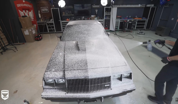 Theo dõi chiếc xe cổ trở nên sáng bóng như mới sau khi được "tắm rửa" lần đầu trong 34 năm