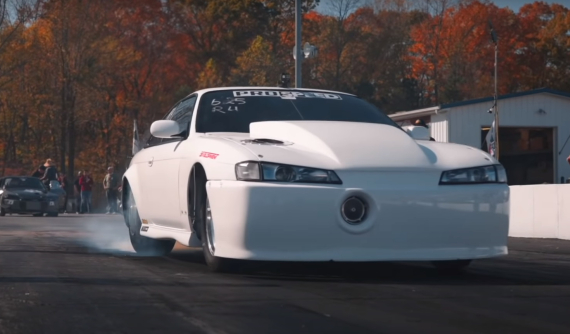 Chiếc Nissan 240SX này có độ động cơ mạnh 2.600 mã lực, tăng tốc từ 0-364 km/h trong dưới 7 giây