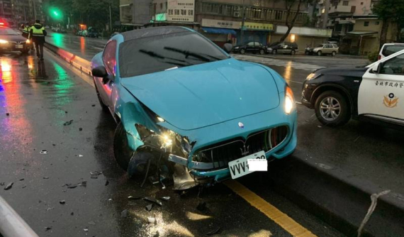 Maserati GranTurismo màu hiếm, biển đẹp leo dải phân cách, tài xế bỏ trốn, nhờ người khác ra nhận thay