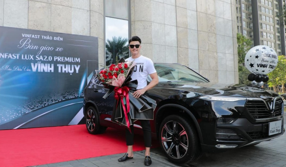 Siêu mẫu Vĩnh Thụy mua VinFast LUX SA2.0 trị giá hơn 1,5 tỷ đồng