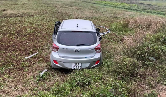 Hưng Yên: Ô tô con Hyundai Grand i10 đối đầu xe tải, 2 xe lao xuống ruộng, 1 tài xế tử vong