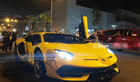 Video: Siêu xe Lamborghini Aventador SVJ lần đầu dạo phố Sài thành cùng doanh nhân quận Gò Vấp