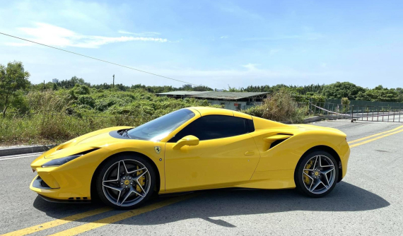 Siêu xe mui trần Ferrari F8 Spider đầu tiên về Việt Nam "tắm nắng" trên đường phố Sài thành