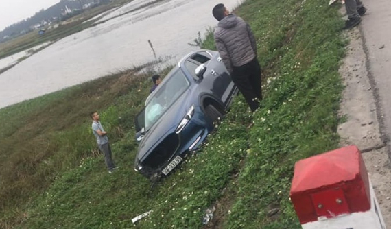 Video: Mazda CX-5 đâm cột mốc, lao xuống vệ cỏ bên đường tại Nghệ An