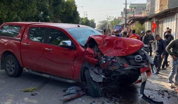 Video quay khoảnh khắc xe bán tải Mazda BT-50 gây tai nạn liên hoàn khiến 4 người thương vong tại Phú Thọ