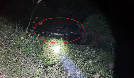 Quảng Ninh: Xe bán tải Ford Ranger lao xuống suối và lật ngửa, 6 người thương vong