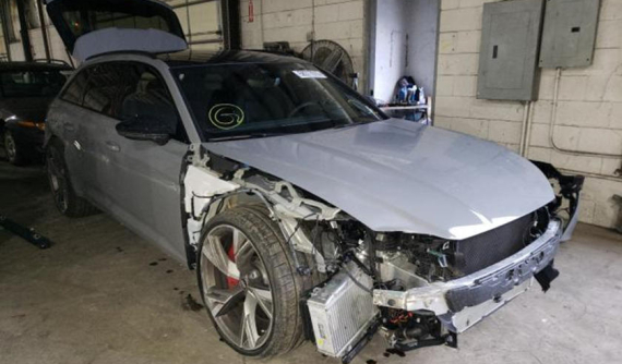 Gặp tai nạn tan nát nhưng chiếc Audi RS6 Avant 2021 vẫn có giá bán lại trên 2 tỷ đồng