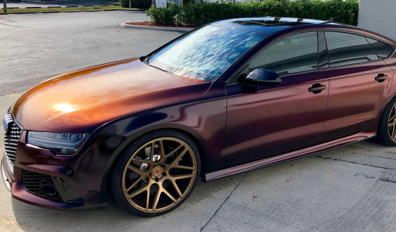 Chiếc Audi RS7 này có lớp sơn đổi màu đỏ sang đen ấn tượng như tắc kè hoa