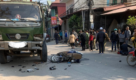 Video: Xe máy đối đầu xe ben, 2 thanh niên bị thương nặng tại Phú Thọ