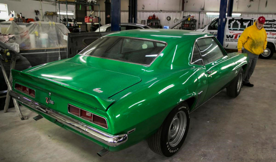 Người đàn ông may mắn đoàn tụ với chiếc Chevrolet Camaro 1969 sau 17 năm mất trộm