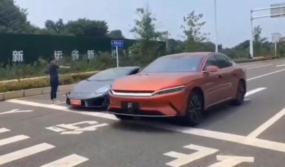 Xem xe điện Trung Quốc BYD Han đua drag với Lamborghini Huracan và Tesla Model 3