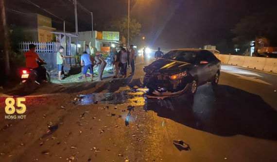 Bình Thuận: Xe máy va chạm với ô tô Toyota Vios rồi bốc cháy, người điều khiển tử vong