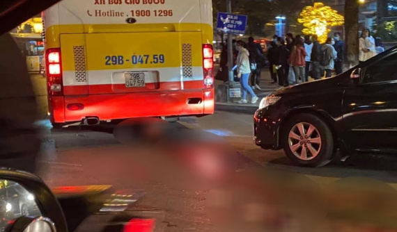 Hà Nội: Bị xe buýt cuốn vào gầm, cụ bà bán hàng rong tử vong