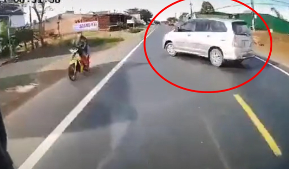 Video: ô tô 7 chỗ sang đường ẩu trên QL14 khiến xe khách tông vào, suýt lật xe