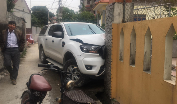 Bắc Ninh: Lái xe đạp nhầm chân ga khiến Ford Ranger tông sập cổng nhà dân, 1 người bị thương nặng