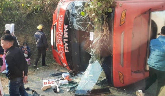 Bắc Kạn: Sau va chạm với ô tô, xe khách lật nghiêng khiến hành khách hoảng loạn, trèo qua cửa thoát thân