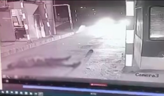 Video: Chui xuống gầm để sửa xe, tài xế bị ô tô của mình cán tử vong tại trạm thu phí IC9