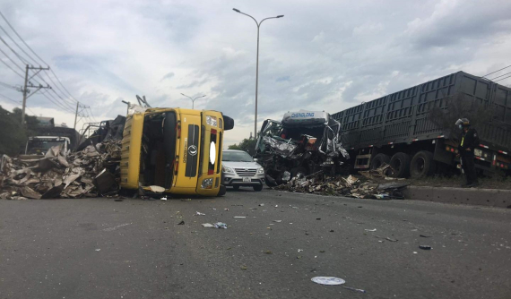 Đồng Nai: Xe container mất lái, lao qua dải phân cách húc xe tải lật nghiêng trên Quốc lộ 51