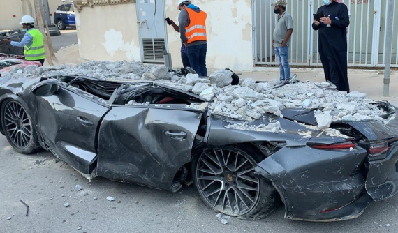 Video: Sập bãi đỗ xe, hàng loạt xe của Porsche, Lexus và BMW bị đè bẹp dúm