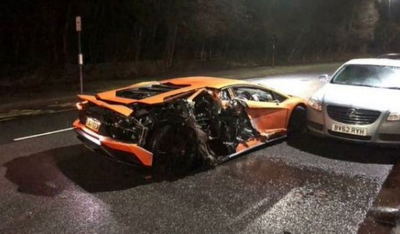 Lamborghini Aventador màu cam của tiền vệ đội Sheffield United gặp tai nạn tan nát vì bia rượu