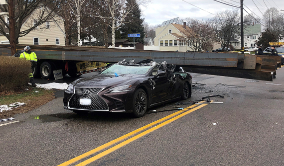 Tông vào dầm sắt chắn ngang đường, xe sang Lexus bị bạt hết nóc, tài xế chấn thương nặng