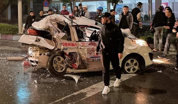 Nghệ An: Xe bán tải Ford Ranger tông 2 xe taxi dừng chờ đèn đỏ, 1 nữ hành khách "ngàn cân treo sợi tóc"