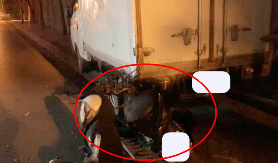 Hà Nội: Thanh niên lao xe Honda SH vào đuôi xe tải dừng đỗ bên đường lúc rạng sáng