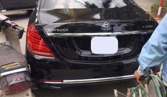 Hà Nội: Xe máy va quẹt với Mercedes-Maybach S-Class khiến cư dân mạng tò mò hóng cái kết