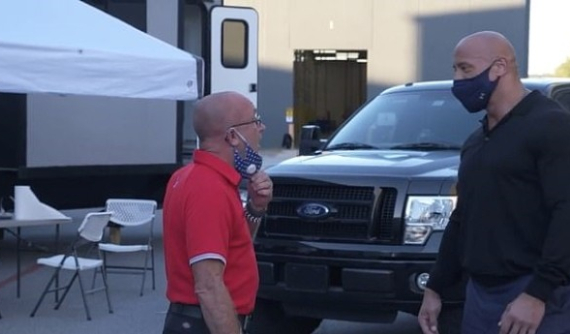 Nhân dịp Giáng Sinh năm mới, ngôi sao Dwayne “The Rock” Johnson tặng bán tải Ford F-150 cho quản lý cũ