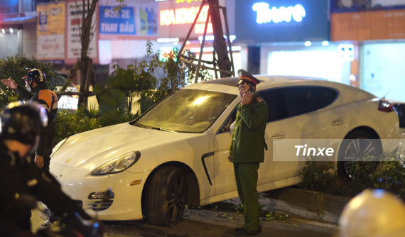 Vụ Porsche Panamera leo dải phân cách: Người nhà nói tài xế bị đột quỵ, bệnh viện khẳng định không tiếp nhận ca nào như thế