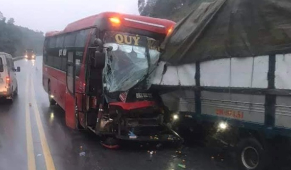 Chạy lấn làn trên cao tốc Nội Bài - Lào Cai, ô tô khách tông trực diện xe tải