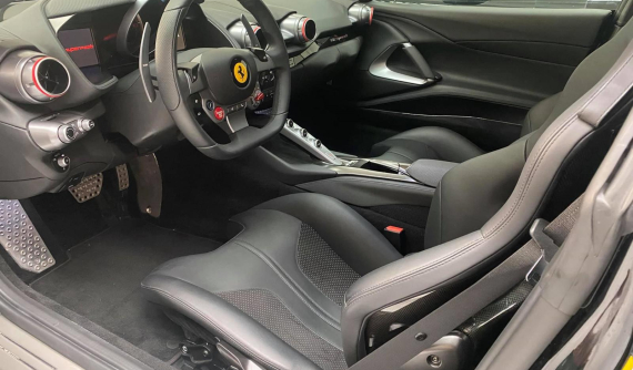 Chiêm ngưỡng khoang lái Ferrari 812 Superfast màu đen độc nhất Việt Nam